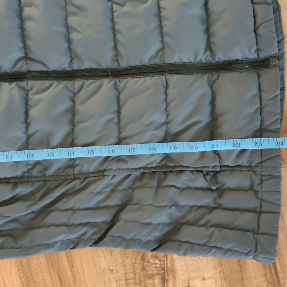 EUC Lightweight hunter green vest - Picture 3 of 5